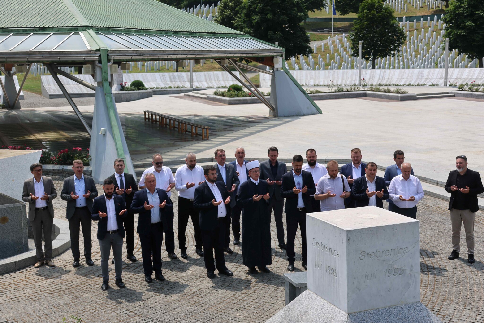 II-Preporod-05-Clanovi-Savjeta-za-vjerska-pitanja-Muftijstva-tuzlanskog-u-Memorijalnom-centru-Srebrenica-2048x1365.jpg