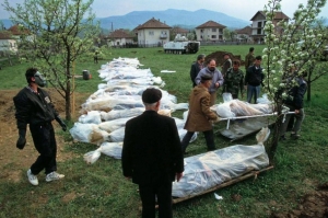 Ahmići: 48 sati pepela i krvi U ranim jutarnjim satima, 16. aprila 1993. godine, jedinice za posebne namjene Hrvatskog vijeća obrane Džokeri i Maturice, izvršile su napad na selo Ahmići pod kodnim imenom  “48 sati pepela i dima”. Tog dana  u Ahmićima kod Viteza  mučki je ubijeno 116 civila Bošnjaka.  Ubijeni su kod svojih kuća, a među njima najviše je bilo djece, žena i staraca. Najmlađa žrtva ovog gnusnog zločina je bila tromjesečna beba.