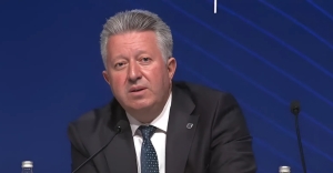 Aksar: &quot;Međunarodno pravo ima svoja pravna lica, pravna pravila i mehanizme izvršenja. Države, međunarodne organizacije i pojedinci su subjekti međunarodnog prava. Međunarodno krivično pravo ima za cilj da provede individualnu krivičnu odgovornost onih koji su počinili/ učestvovali u počinjenju međunarodnih zločina, putem nacionalnih ili međunarodnih sudova.&quot; (Screenshot: YT - Anayasa Mahkemesi Başkanlığı)