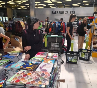 Formiranjem Mreže mladih pro&scaron;irene su humanitarne aktivnosti džemata. Ove godine je s prikupljenih 1.600 KM osiguran pribor, odjeća i obuća za četrnaestero djece.