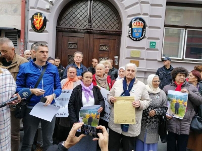 Pozvale smo &scaron;vedskog kralja i kraljicu da povuku dodjelu Nobelove nagrade Handkeu