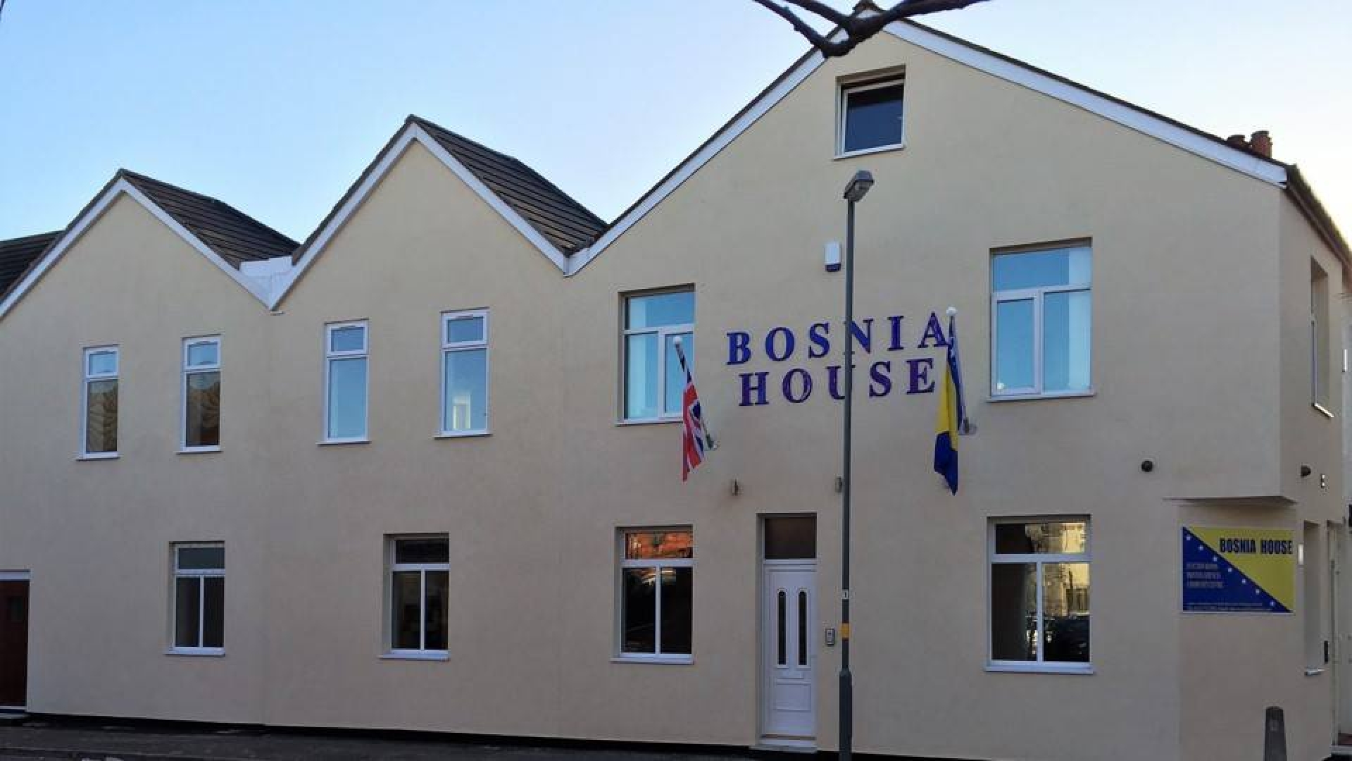 Sjedište Bosnia UK Network je u Bosanskoj kući u Birminghamu, ali planiraju kupovinu nove i veće zgrade. Svoje prostorije su ustupili i za mnoge sirijske te ukrajinske izbjeglice.