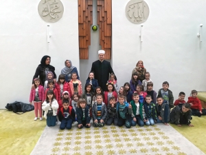 Na Dan džamija djeca iz vrtića posjetila Bijelu džamiju