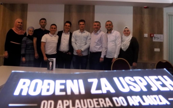 Janja: &ldquo;Mi smo i Istok i Zapad&ldquo;