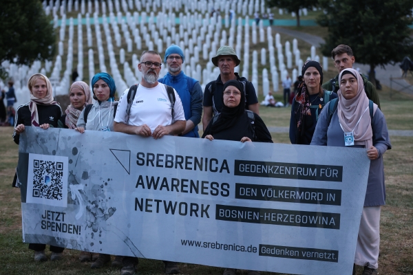 Dio Srebrenica Awareness Network grupe koja je u organizaciji Srebrenica učestvovala na Maršu mira, a riječ je o heterogenoj grupi koju čine Turci, Bošnjaci, Poljaci, Marokanci i drugi
