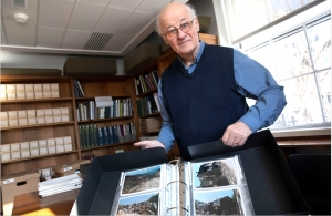 András Riedlmayer, u svom uredu na Harvard Univerzitetu sa svojom arhivom fotografija koje dokumentuju destrukciju kulture na Balkanu, januar 2020. (Foto: Kris Snibbe, Harvard Gazette)