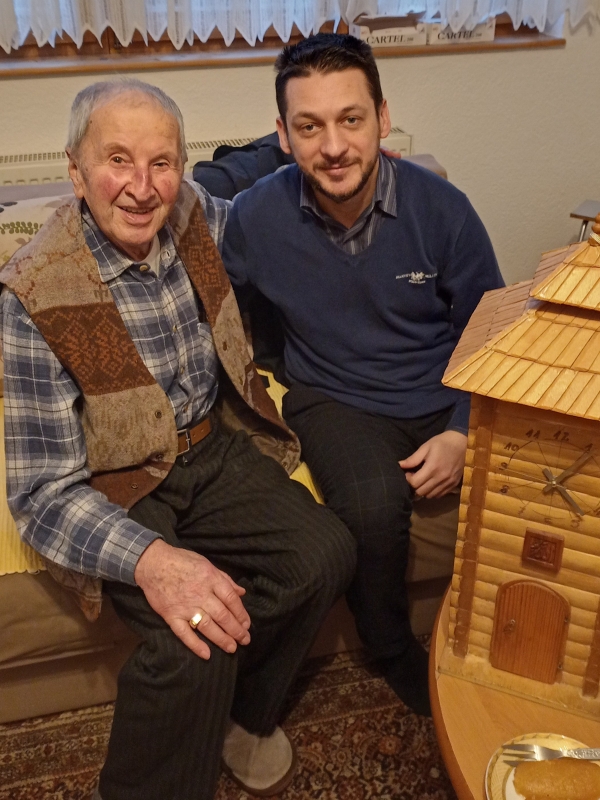 Dedo Alija izrađuje privjeske od tisovine i druge umjetnine od drveta, poput ljestvi koje posebnom tehnikom ubacuje u staklene fla&scaron;e. Od drveta je napravio i repliku poznate gornjevakufske sahatkule.