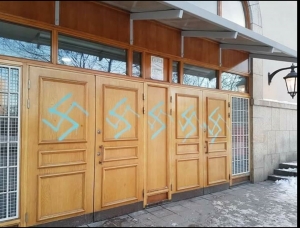 Štokholm: Kukasti križevi na vratima džamije