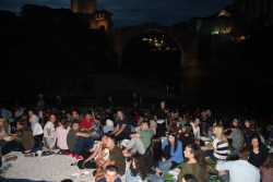 Omladinski iftar pod Starim mostom prema&scaron;io sva očekivanja