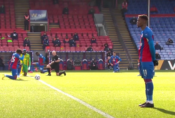 Wilfried Zaha je prvi igrač Premier League Engleske koji je odbio klečati prije meča u znak podr&scaron;ke borbi protiv rasizma poja&scaron;njavajući da je to postala tek rutina, odnosno da će biti vrijeđani klečali ili ne te da dru&scaron;tvo mora vi&scaron;e uraditi da se to spriječi (Screenshot: Sky Sport News)