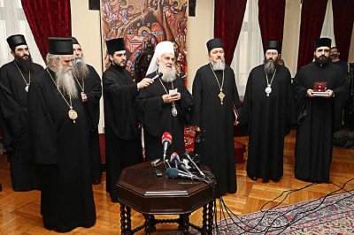 Dr. Pra&scaron;ević drži mikrofon patrijarhu Irineju