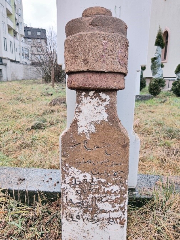 Stari nišan muftije Hamzagića u haremu Centralne džamije u Tutinu