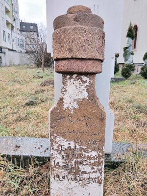 Stari nišan muftije Hamzagića u haremu Centralne džamije u Tutinu