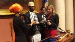 Ilhan Omar položila zakletvu s rukom na Kur’anu