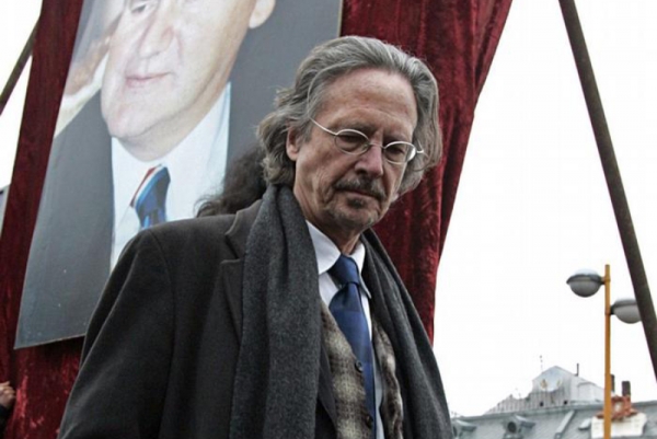 Handkeov najpoznatiji politički prekr&scaron;aj bilo je prisustvo sahrani srpskog diktatora Slobodana Milo&scaron;evića, koji je umro u zatvoru čekajući suđenje za Genocid i ratne zločine. Handke je posjetio Milo&scaron;evića u pritvoru u Hagu, a na njegovoj sahrani u Požarevcu 2006. iskazao je hvalospjev u njegovu čast