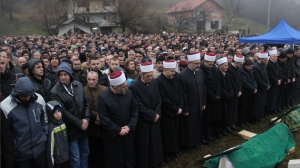 U džematu Kasapovići, Medžlis IZ Novi Travnik, hiljade vjernika klanjali dženazu namaz Azri i njenoj kćerci Almi