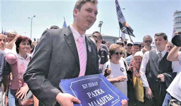 Aktuelni predsjednik Srbije Aleksandar Vučić s tablom "Bulevar Ratka Mladića" koju je kao tada&scaron;nji sekretar &Scaron;e&scaron;eljove Radikalne stranke 2007. godine zalijepio na zgradu B92