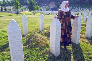 &ldquo;Ovo &scaron;to ja živim nije život. Ovo je samo kazna da živite bez cijele porodice. Bez čitave porodice, bez ikoga. Da sebi postavljate pitanja, svaku noć, hiljadu pitanja, a da nemate nikakvih odgovora. Pro&scaron;lo je dvadeset godina od kada se desio Srebrenički genocid. Za mene, to je kao dvadeset minuta. Cijelo vrijeme patim za mojom djecom. Nikad ne bih poželjela ovakav život čak ni tim počiniocima!&rdquo;  Majka Srebrenice Hatidža Mehmedović (1952-2018.)