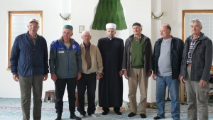 Poslije džuma-namaza u Kaljini, prisutne džematlije s glavnim imamom Sead-ef. Drinjakom