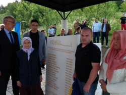 Spomen obilježije otkrila djeca  i supruge  &scaron;ehida