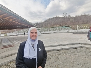 Munira Subašić, predsjednica Udruženja Pokret Majke enklava Srebrenica i Žepa: Pozivam sve države svijeta da pokažu da poštuju procese pravde, da su na strani istine. Svi koji ne budu dali glas za rezoluciju oni ne pripadaju čovječanstvu, oni su oni koji ne stoje iza ljudskih vrijednosti. Oni će i sebe i svoj narod utopiti u laž i neistinu, a to je život u tami, mraku i nesreći.