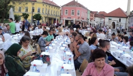 Iftar na Trgu slobode: Prelijepa ramazanska noć u Tuzli