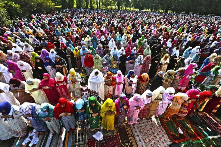 iskriminacija žena, u ime navodnog Sunneta – najveća je zloupotreba Sunneta od onih muškaraca koji ga navodno brane: Muslimanke klanjaju Ramazanski bajram u Srinagaru, u indijskom dijelu Kašmira
