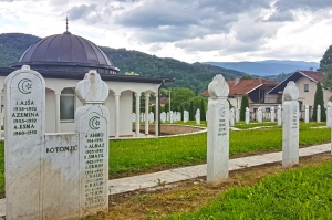 Zajednički nišan za porodicu Botonjić koja je spaljena u genocidu 1992. godine