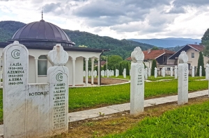 Zajednički nišan za porodicu Botonjić koja je spaljena u genocidu 1992. godine