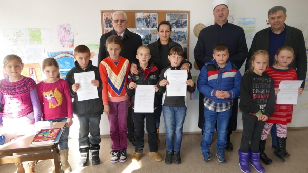 Dio stipendista sa muftijom Pitićem, rukovodiocem Dru&scaron;tvene brige Efendićem i efendijom &Scaron;ljivarom