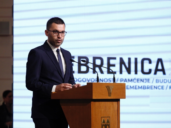 Džananović: „Bez ozbiljne promjene paradigme – od estradizacije sjećanja ka institucionalizaciji pamćenja – suočeni smo s opasnošću da istina ostane prešućena, zaboravljena ili trajno relativizirana.“