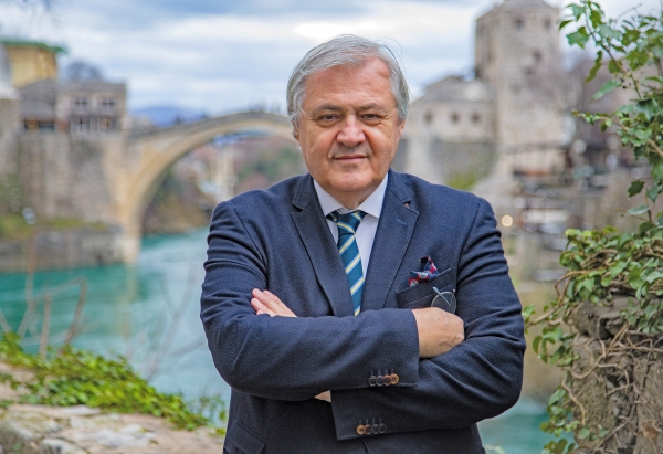 Oručević: Pluralizam je kao čista voda i u njoj se ljep&scaron;e vidi, ali nije dobro &scaron;to smo dozvolili da nam Dodik i Čović uni&scaron;tavaju sve lidere i &scaron;to sami ru&scaron;imo ljude ne dajući im dovoljno podr&scaron;ke u ključnim pitanjima, pa ih etiketiramo i uni&scaron;tavamo u borbi za vlast, dok istovremeno slabimo Bosnu i Hercegovinu.