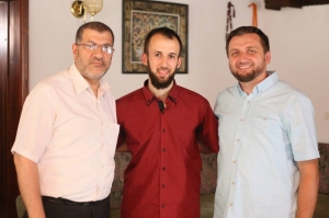 Direktor Fondacije "Hifz Časnog Kur'ana" Džemal Mosleh, mladi hafiz Muratović i muhaffiz Bukvić